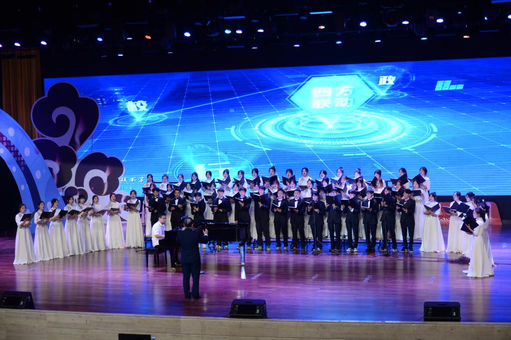 学院第五届“传承红色·魅力青春”主题文化活动月圆满闭幕，轻音合唱团献上音乐盛典